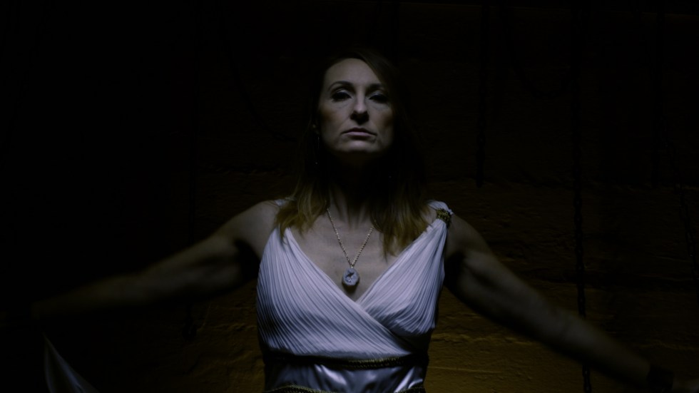 00099.00_04_40_09.Still007